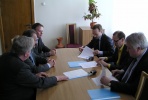 Savivaldybės meras Vidmantas Kanopa su verslo atstovais pasirašė bendradarbiavimo sutartį dėl ledo aikštelės įrengimo Rokiškio mieste